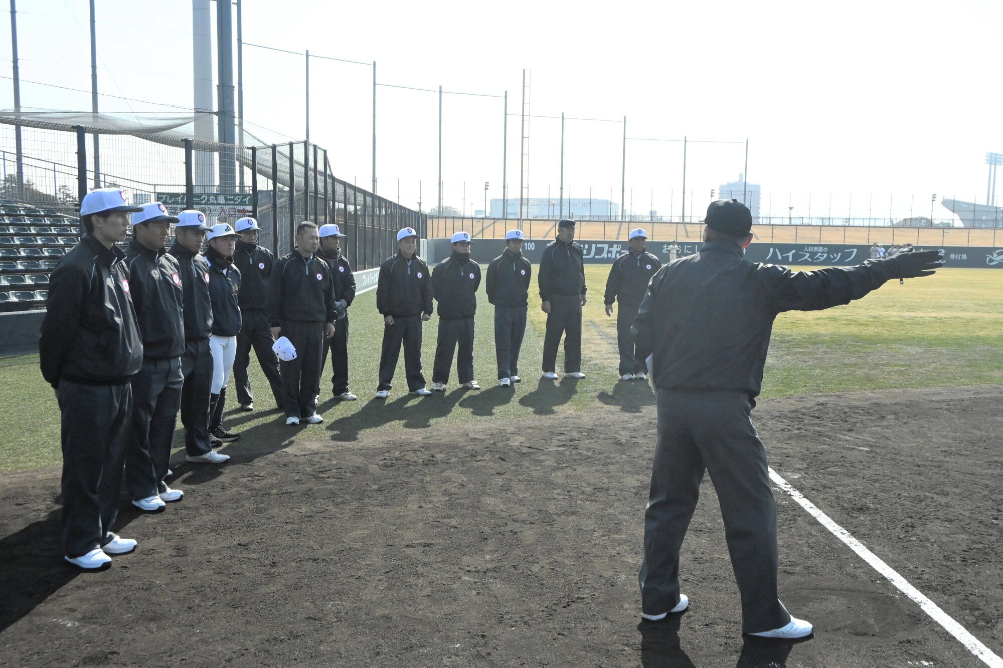 三塁での塁審の動きについて学ぶ教員たち=2026年2月21日午前10時28分、香川県丸亀市金倉町、木野村隆宏撮影
