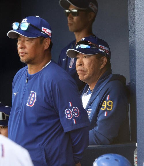 オープン戦　中日対阪神　ベンチから戦況を見る中日井上監督(右)(撮影･上山淳一)