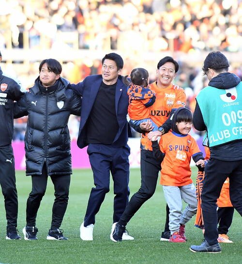 ｢勝ちロコ｣を踊る清水吉田監督(中央)