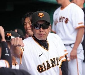 巨人対ヤクルト　試合前、選手らとタッチを交わす巨人阿部監督(撮影･足立雅史)