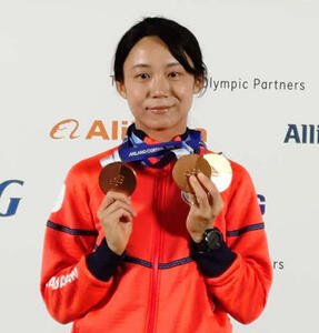 メダリスト会見に出席して、3つの銅メダルを手にするスピードスケート女子の高木(撮影･飯岡大暉)