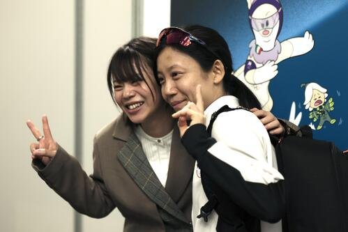 女子1500メートルのレース後、姉の菜那さん(左)と写真に納まる高木美帆(撮影･前田充)