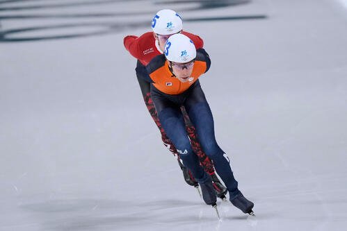 大逃げを打ったオランダのベルフスマと番手につけたデンマークのトープ(AP)