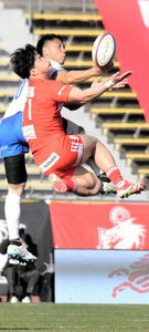 後半、空中戦でボールを競り合う神戸のWTB植田(手前)と埼玉のSO山沢拓