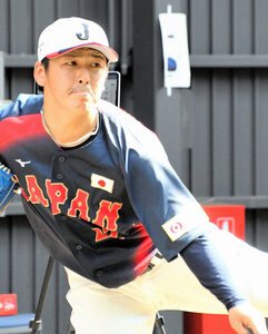 ブルペンで投げ込む西武の隅田