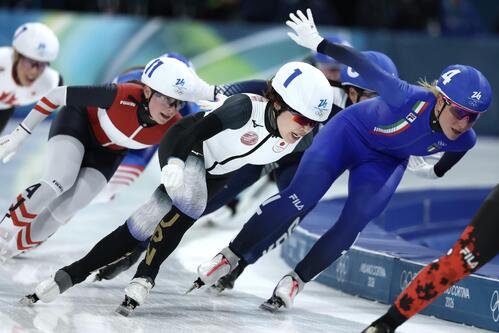 決勝で滑走する佐藤(中央)(撮影･前田充)