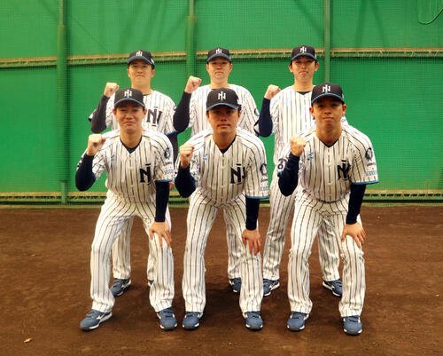ガッツポーズする前列左から甲斐、仲宗根、川上、後列左から斎藤、吉岡、伊藤(撮影･木村有優)