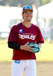 練習中、笑顔を見せる楽天前田健(撮影･江口和貴)