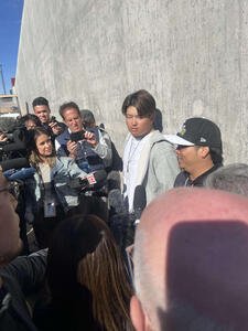 初のオープン戦を終えた村上は、日米報道陣に対応