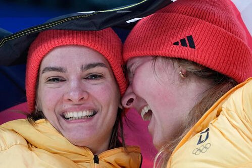 ボブスレー女子2人乗りで、ドイツのリザ･ブクウィツとニール･シューテンがゴールを祝った(AP)