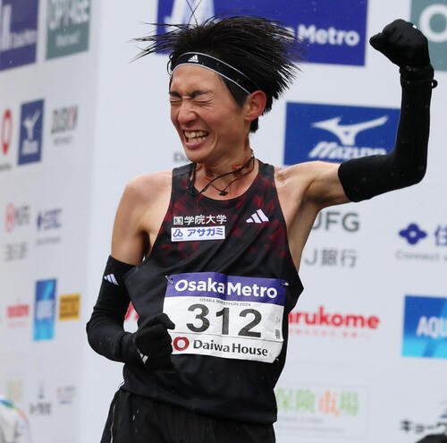 大阪マラソンで初マラソンの日本記録を更新し、ガッツポーズを見せる平林清澄(2024年2月撮影)