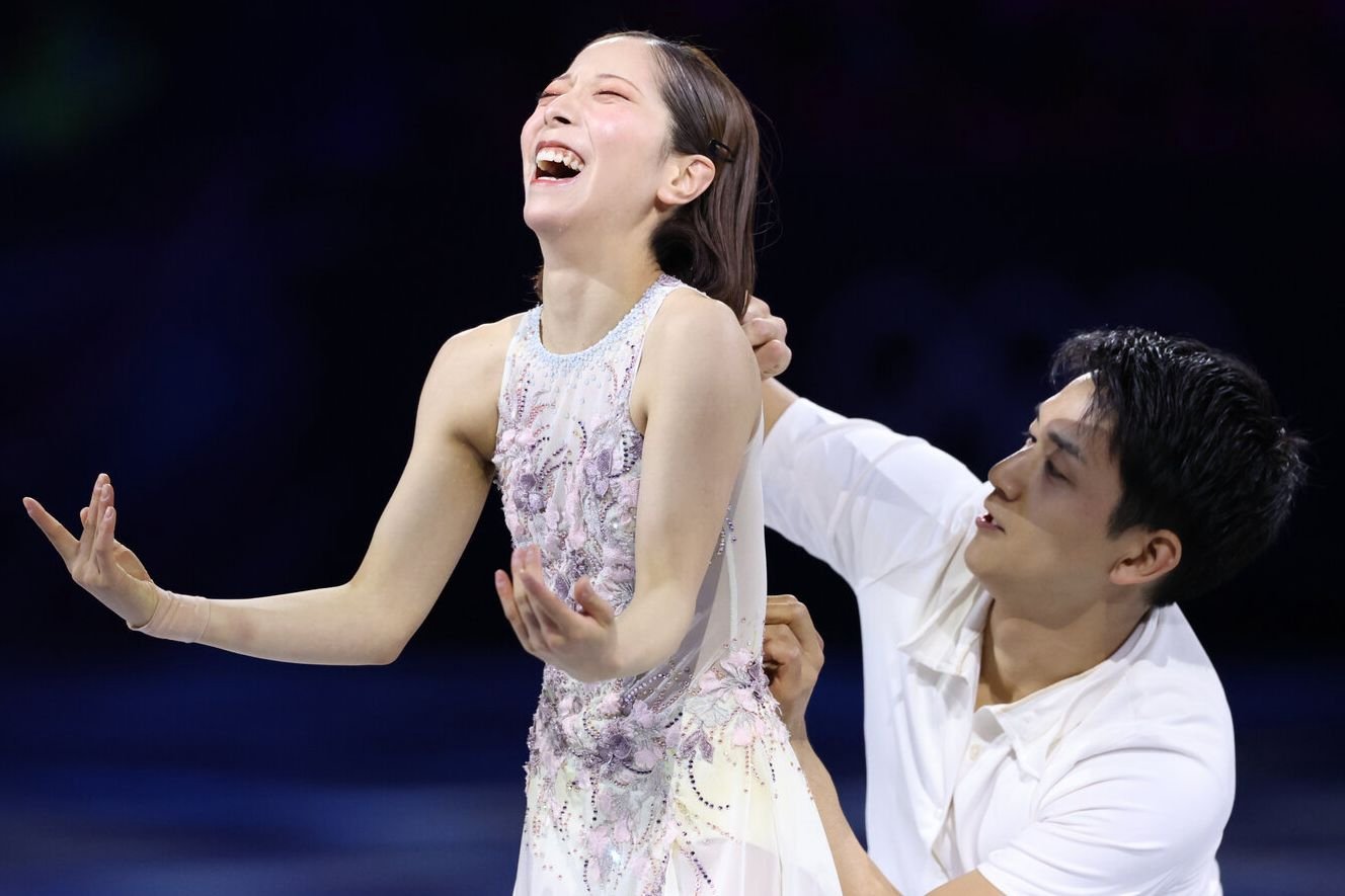 フィギュアスケートのエキシビションで演技中、三浦璃来の衣装の背中のファスナーを閉める木原龍一=西岡臣撮影