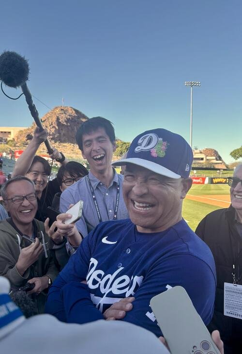 山本の今後の予定を勘違いし、大笑いしたロバーツ監督(撮影･斎藤庸裕)