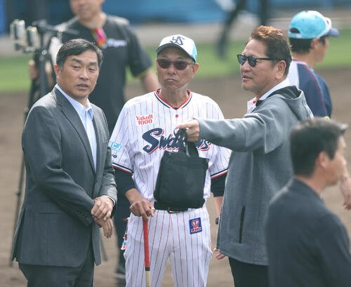 オープン戦　ヤクルト対阪神　試合前、ヤクルト池山監督(中央)と話す山本氏(左)と佐々木氏(撮影･上山淳一)