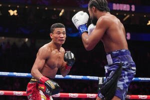 ゲーリー･ラッセル(右)と対戦する平岡アンディ(AP)