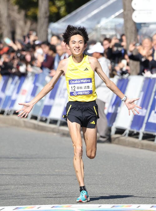 大阪マラソン、日本人トップでゴールする平林(撮影･白石智彦)