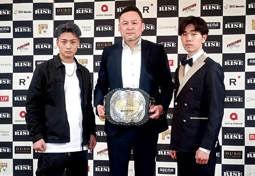 フライ級王座決定戦で激突する棚澤大空(左)と松本天志(中央は伊藤隆代表)