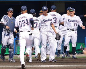 ヤクルト対阪神　1回表阪神1死一塁、奥川(中央)は高寺を併殺打に打ち取り笑顔を見せる(撮影･上田博志)