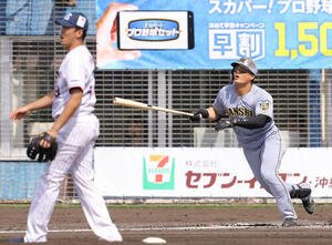 ヤクルト対阪神　2回表阪神1死、前川は奥川から先制ソロ本塁打を放つ(撮影･上田博志)