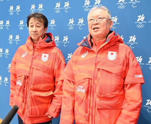 日本選手団の伊東団長(右)と原田副団長(26年2月1日撮影)