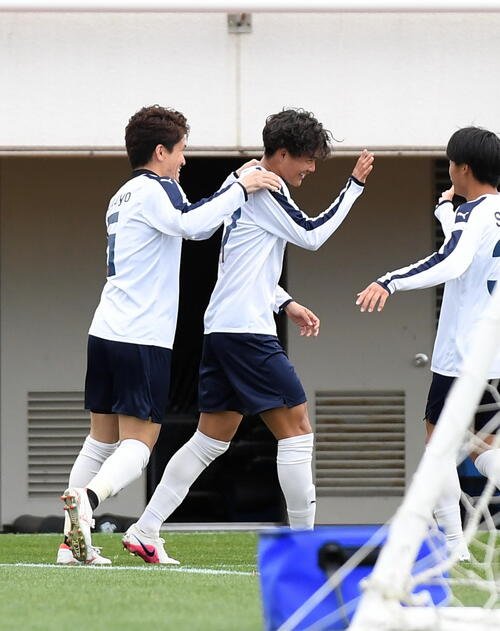 清水対磐田　前半2分、先制点を決め祝福される清水嶋本(中央)