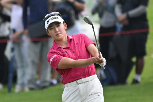 ホンダLPGA　最終ラウンド、1番グリーンでショットを放つ岩井千怜(AP)