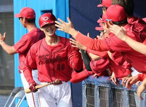 日本ハム対広島　8回表広島2死二塁、左越え2点本塁打を放ちチームメートに迎えられる辰見(撮影･加藤孝規)