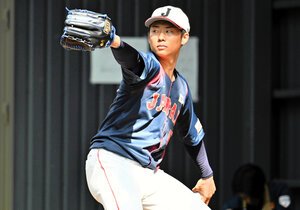 侍ジャパンの宮崎合宿で、投球練習をするオリックスの曽谷龍平=2月21日