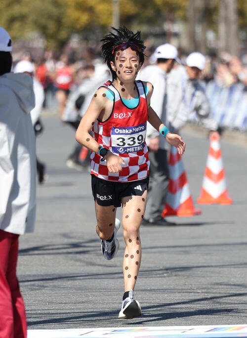 大阪マラソン、34位でゴールする吉田響(撮影･白石智彦)