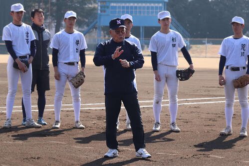 佐野日大の選手たちに、キャッチボールを丁寧に指導する元PL学園監督の中村氏(撮影･保坂淑子)