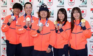 メダルを手に笑顔で帰国したスノーボード選手たち。左から木俣椋真、木村葵来、長谷川帝勝、村瀬心椛、深田茉莉(撮影･中島郁夫)
