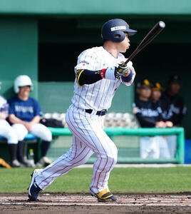日本対ソフトバンク　1回裏日本無死、中前打を放つ近藤(撮影･垰建太)