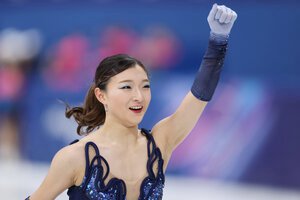 フィギュアスケート女子SPで演技を終えてガッツポーズする坂本花織=西岡臣撮影