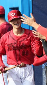 八回表広島2死二塁、左越え2点本塁打を放ちチームメートに迎えられる辰見