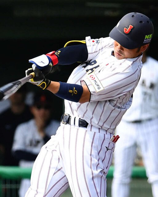 一回裏日本無死、近藤は中前安打を放つ＝日刊スポーツ