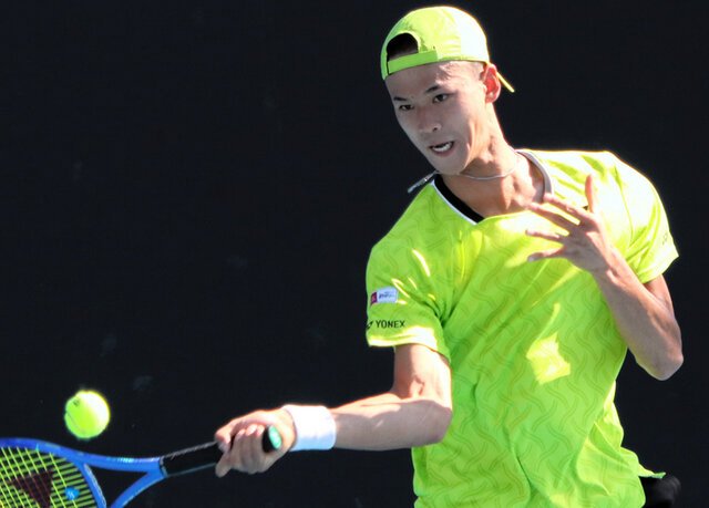全豪オープン男子シングルス1回戦でフォアハンドを放つ坂本怜=2026年1月、稲垣康介撮影