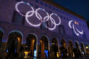 ドゥオーモ(大聖堂)の近くでは五輪マークなどで街がライトアップされていた=2026年1月21日午後5時39分、イタリア･ミラノ、竹花徹朗撮影