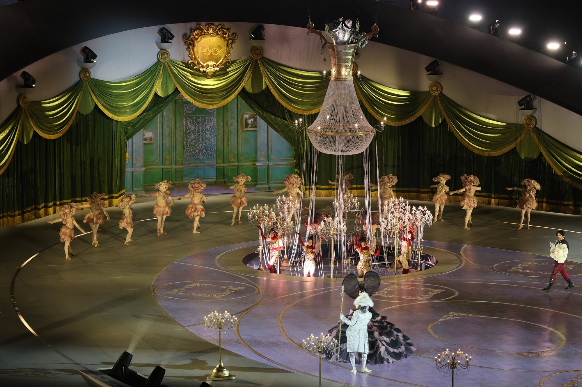 ミラノ･コルティナ五輪閉会式の冒頭ではオペラをモチーフにした演出が行われた=西岡臣撮影