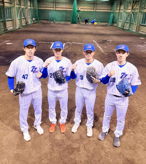 七十七銀行の新加入選手　ガッツポーズする左から安藤、本間、田村、丸山(撮影･木村有優)