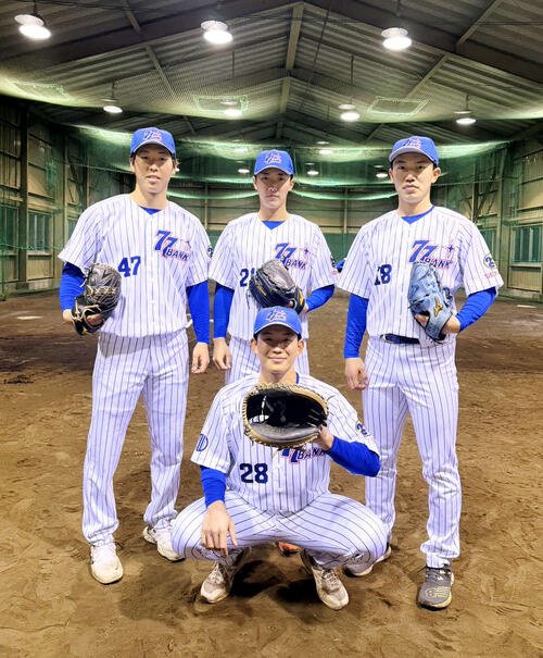 七十七銀行の新加入選手　前列田村、後列左から安藤、本間、丸山(撮影･木村有優)