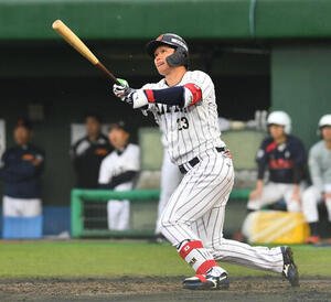 日本対ソフトバンク　5回裏日本2死二塁、森下は左越え2点本塁打を放つ(撮影･岩下翔太)