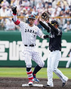 日本対ソフトバンク　2回裏日本2死一、二塁、適時二塁打を放ちポーズを決める佐藤(撮影･垰建太)