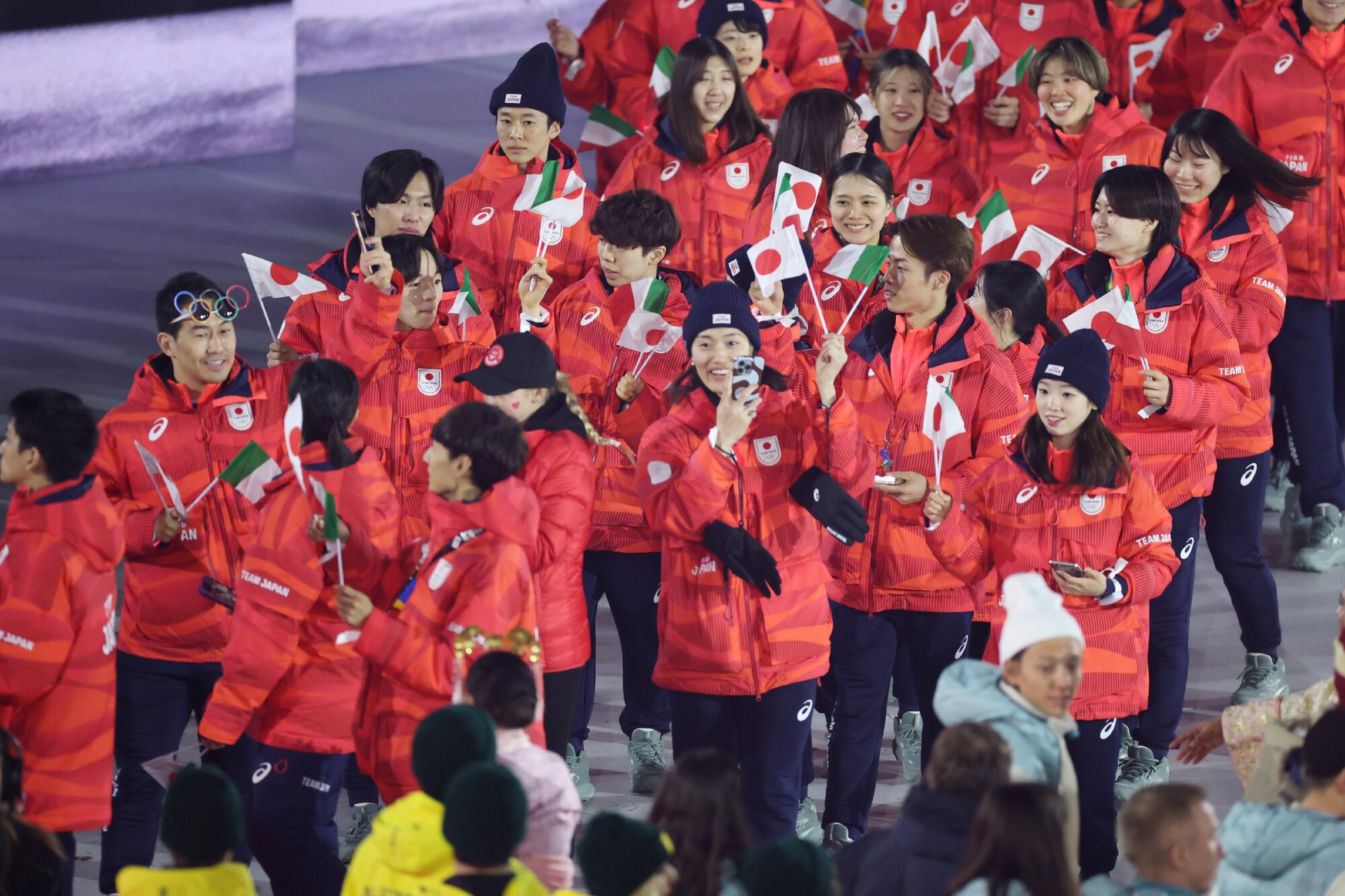 ミラノ･コルティナ五輪の閉会式で入場する日本の選手たち=2026年2月22日午後9時12分、イタリア･ベローナ、西岡臣撮影