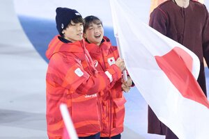 閉会式で入場する日本の旗手の森重航(左)と坂本花織=2026年2月22日午後9時、イタリア･ベローナ、西岡臣撮影