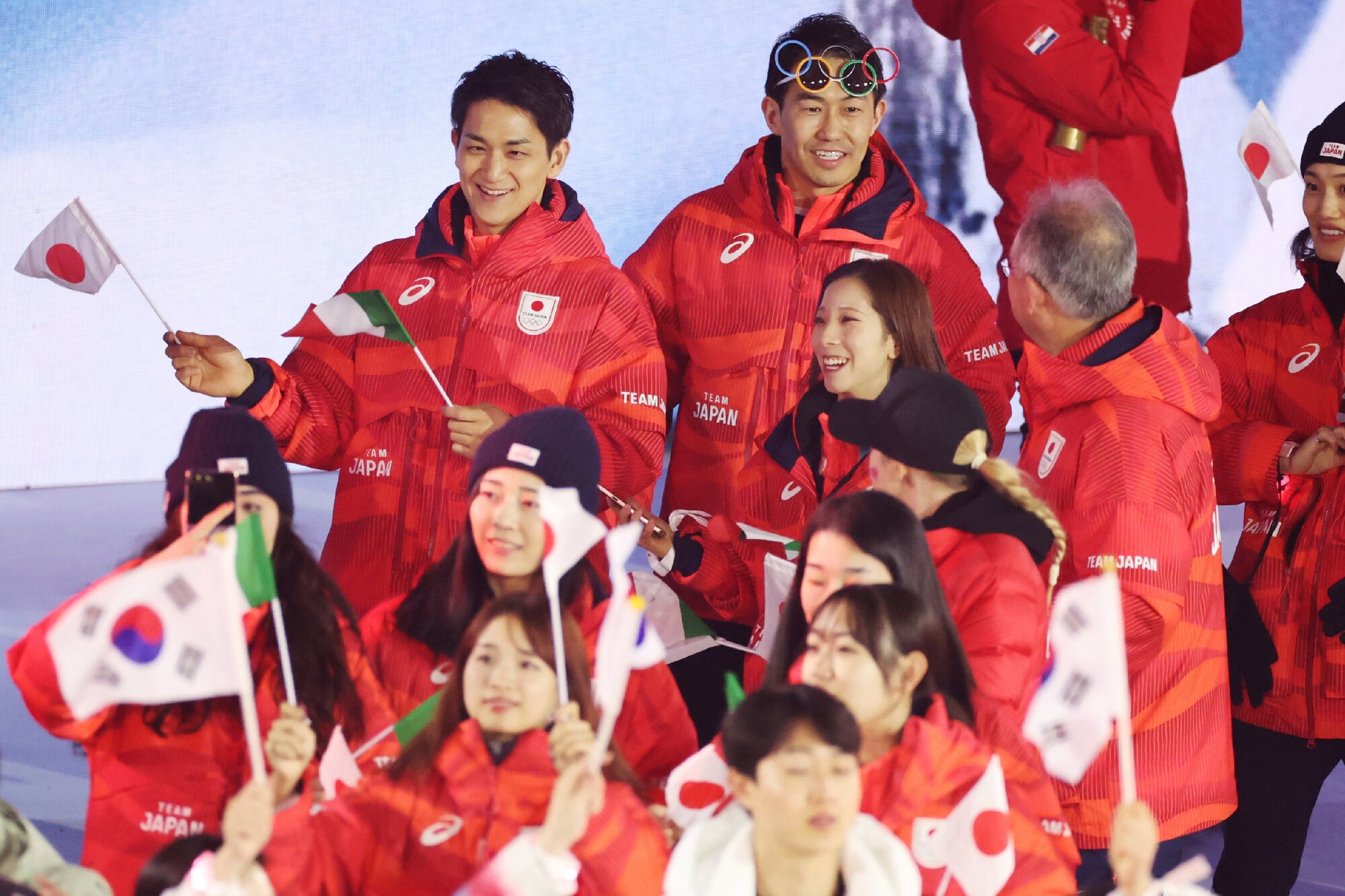 ミラノ･コルティナ五輪の閉会式で入場する三浦璃来(中央)、木原龍一(同右)ら日本の選手たち=2026年2月22日午後9時12分、イタリア･ベローナ、西岡臣撮影