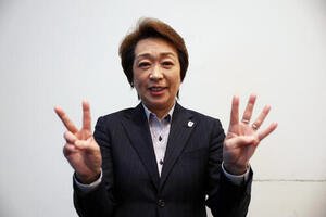 笑顔で日本チームのメダル獲得数｢24｣をつくる日本オリンピック委員会(JOC)の橋本会長(撮影･前田充)
