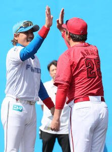 日本ハム対広島　メンバー表交換する日本ハム新庄監督(左)と広島新井監督(撮影･加藤孝規)