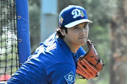 実戦形式の｢ライブBP｣で登板するドジャースの大谷翔平=アリゾナ州グレンデール、大宮慎次朗撮影
