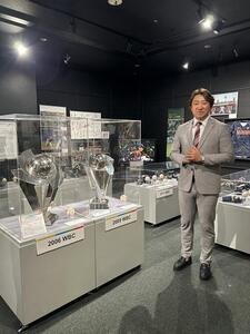 野球殿堂博物館の企画展｢WORLD BASEBALL CLASSIC　侍ジャパン、世界一への挑戦　2026｣の展示物を見る内川さん