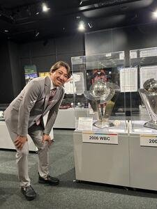 野球殿堂博物館の企画展を訪れ、第1回、第2回WBCの優勝トロフィーの横に立つ内川さん
